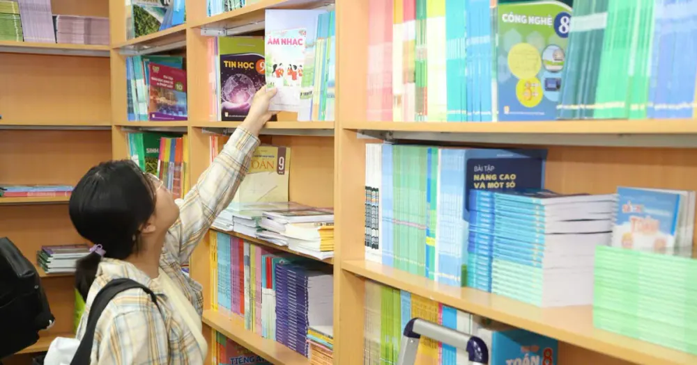 بسبب نقص الكتب المدرسية: وزارة التربية والتعليم تقدمت بتقاريرها إلى رئيس الوزراء، وتم توبيخ عدد من المسؤولين. - Vietnam.vn