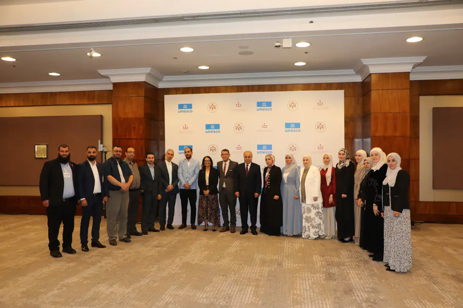 وزير التربية والتعليم: المعلم صانع الإنسان وباني الأجيال - Fana News -