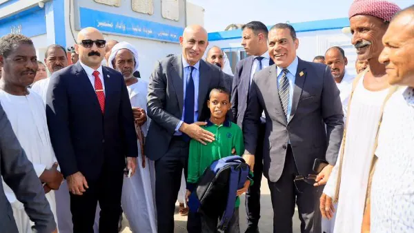 وزير التعليم يلتقي طالبًا من شلاتين بعد تداول فيديو له أثناء تحية العلم ويشيد باعتزازه بوطنه - موقع بصراحة الإخباري